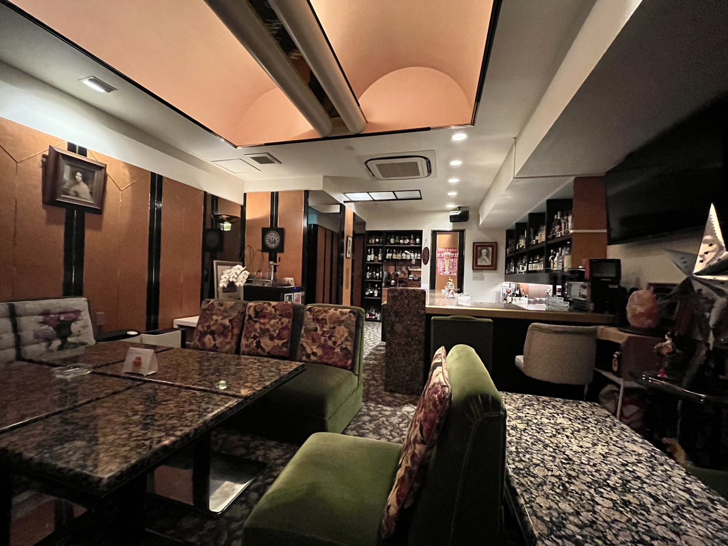 愚羅馬亭の店内